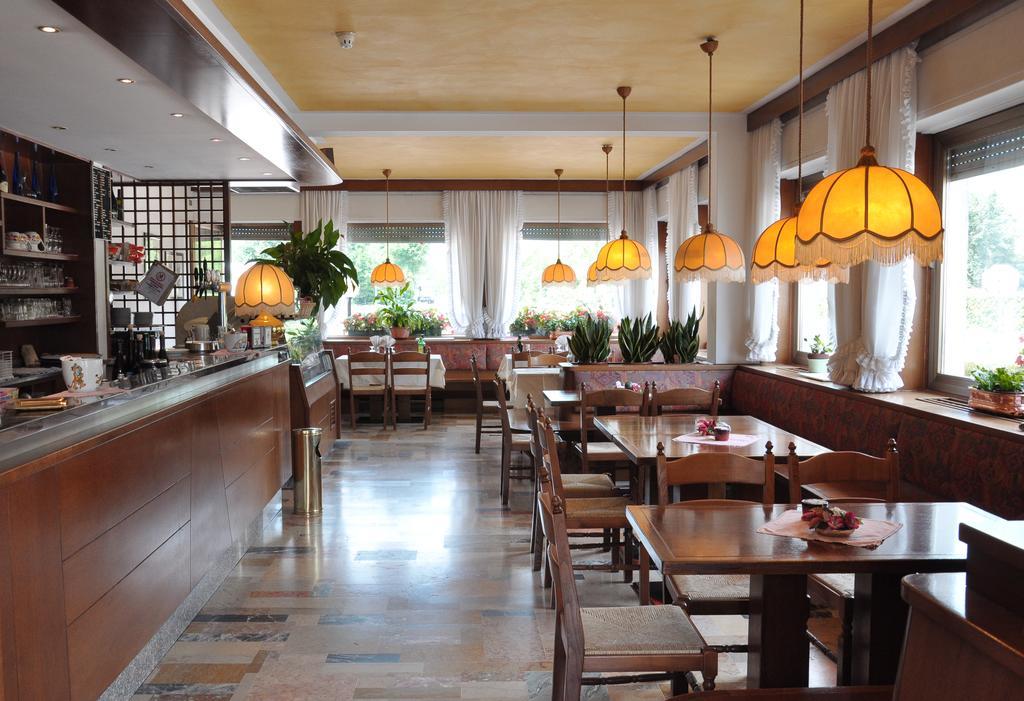 Albergo Ristorante Cima I Pra' Ponte nell'Alpi Exterior photo